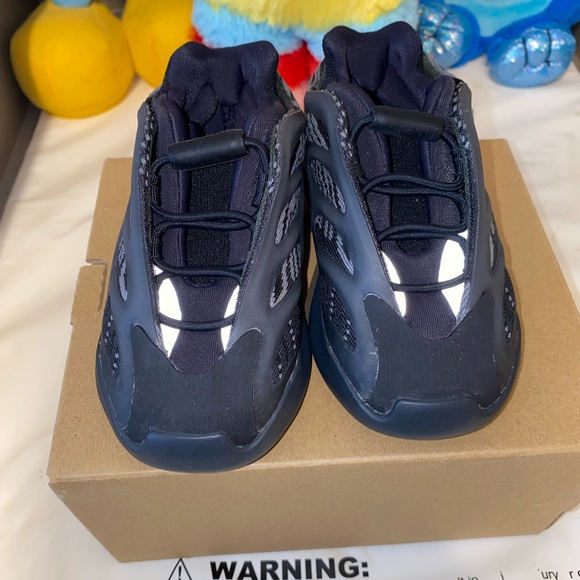 Infant yeezys size 6c - Picture 2 of 4